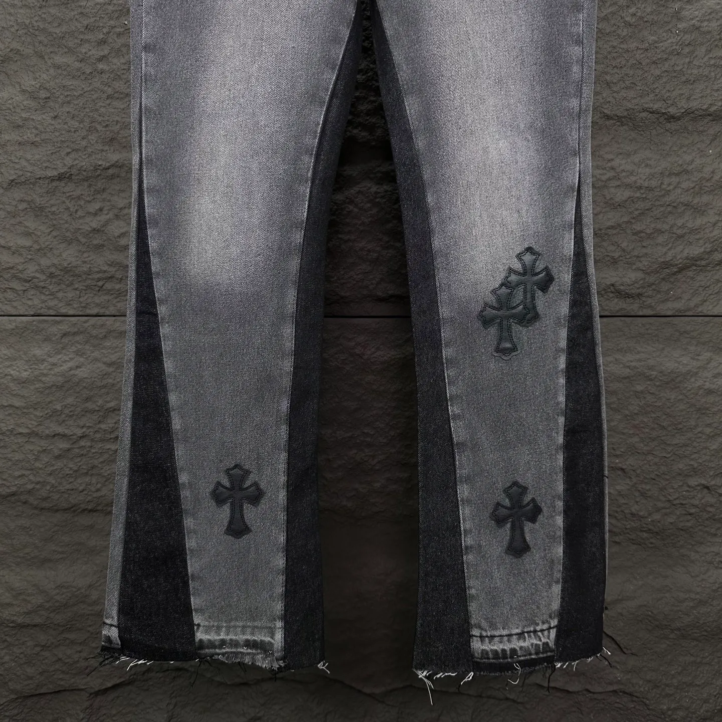P270 GALLERY DEPT. Co-branded 2025 new style spliced ​​multiple cross-over leather couples style loose washed flared jeans 🔥High version🔥High version🔥 Top ceiling quality Styles with different washed textures are very friendly to people with thin legs and thick legs. The straight version is very flattering to the leg shape. Moderate length that never goes out of style, easy to match with casually, basic styling for various styles, a must-have in the wardrobe! The fabric is stiff but also makes the upper body soft without losing texture. The washing process is even more perfect. It is a must-have item for everyone! ! ! Washed wheat, hang tag, pants label, complete with three labels Color: washed black Size: 28, 30, 32, 34, 36 (five sizes)